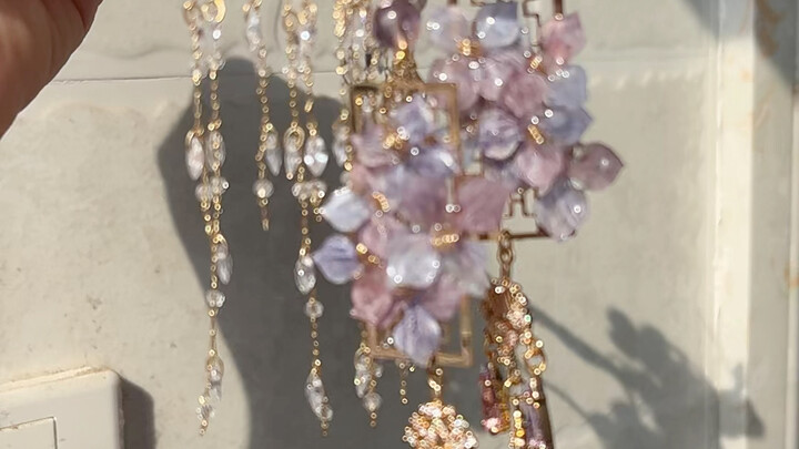 Đầu chim sẻ thò ra ngoài cửa sổ