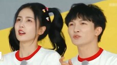 Bai Lu wears a short skirt and ties her shoelaces. Zhou Shen's subconscious reaction after seeing th