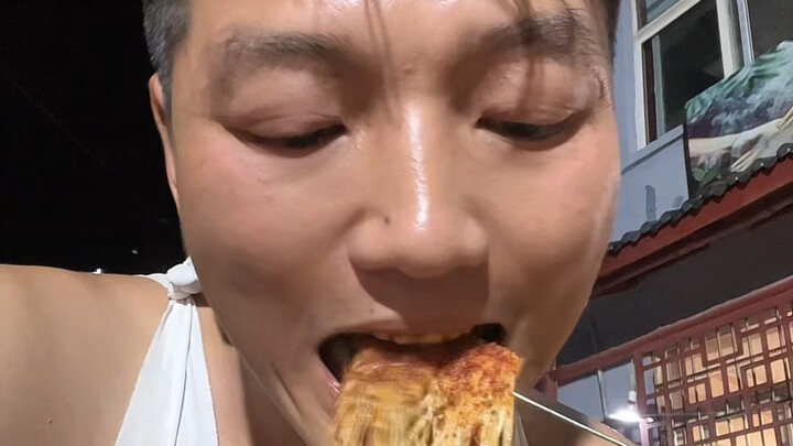 หลังเลิกงานดึกๆ ฉันก็หาแผงลอยข้างทางมาดื่มเบียร์เย็นๆ ความเครียดก็บรรเทาลงทันที