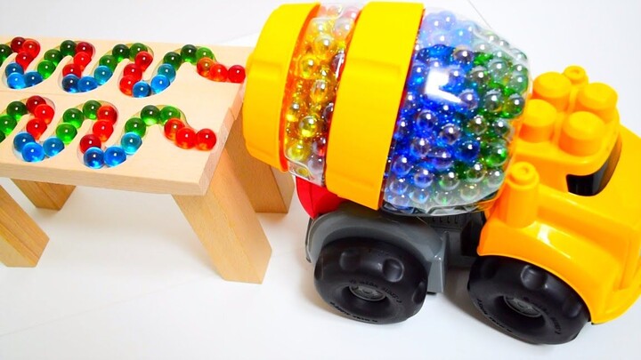 Wow! Why did the colored marbles in the mixer truck fall out? excavator building blocks toy