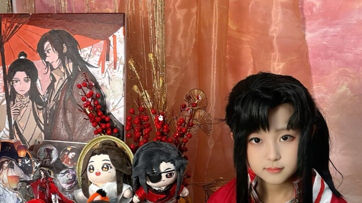 A 10-year-old elementary school student cosplays as Hua Cheng to celebrate the 824th birthday of Hua