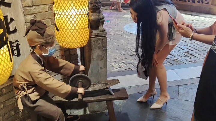 พาแฟนสาวไปเดินเล่นย่านไนต์ไลฟ์ของกว่างโจว สาวสวยเยอะจริงๆ!