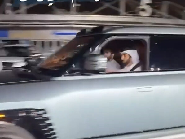 Dubai tycoon unboxes the brand-new Yangwang U8 and can’t wait to show off its tank turn!