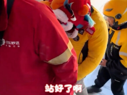 فتاة في الطابق السادس تطلب طعامًا عبر التوصيل، وتوقعت أن يتذمر منها عامل التوصيل، فوقفت مباشرةً على 