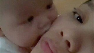 จะพูดอะไรได้อีกล่ะ? ทุกเช้าฉันตื่นขึ้นมาด้วยความรักอันแสนอบอุ่นของลูกน้อย!