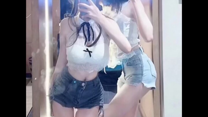 Miniskirt swimsuit VS black and white silk double rock!!!