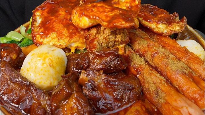 บะหมี่เนื้อตุ๋นซีอิ๊ว ไส้กรอกแป้งมัน ไส้กรอกย่าง ซี่โครงเปรี้ยวหวาน ผักสด ขาไก่ไร้กระดูก ลูกชิ้นปลา 