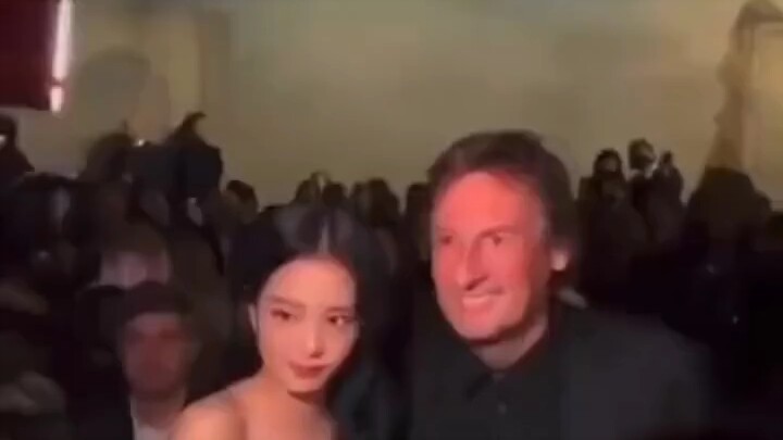 Sister Xiuxiu seems mad! Jisoo at Paris Fashion Week