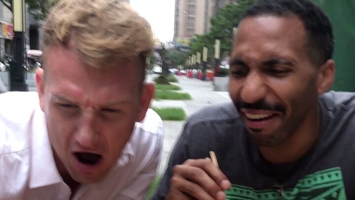 当老外吃到《食神》中的撒尿牛丸“你刚说这个丸子里面有什么？？”