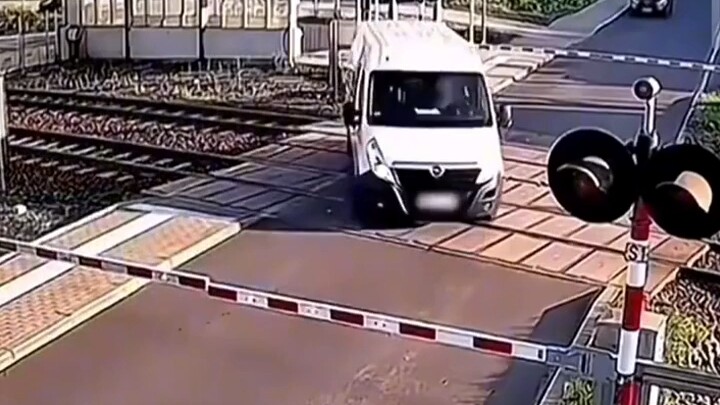 Đâm hỏng lan can cứ tưởng chỉ phải bồi thường vài trăm, ai ngờ còn bị tính luôn cả thiệt hại của tàu