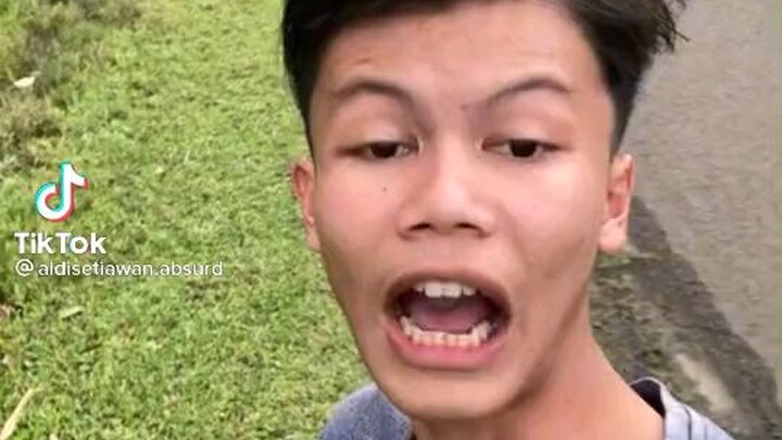 halo semuanya aing lagi Ada di deket menara effiel yang sangat bagus