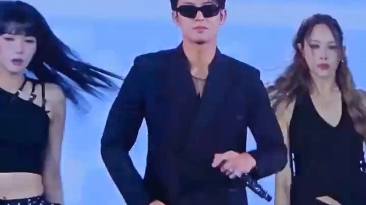 โซโล่ฮ่องกงคือจอมอันธพาลในชุดสูท! ซีอีโอจินนี่ทรงอำนาจแบบนี้แหละ