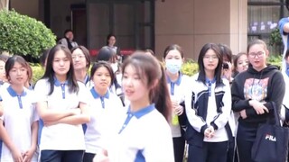 แน่นอนว่าเราต้องเต้นรำในช่วงฤดูรับปริญญาเช่นกัน