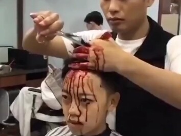 Cowok ini potong rambutnya bener-bener nekat, gak tahu kalian pernah nemu yang kayak gini apa enggak