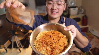 ฉันทำบะหมี่กึ่งสำเร็จรูปรสเผ็ดใส่น้ำมันให้น้องชายหนึ่งชาม พริกเยอะจนหน้าผากเขาเหงื่อออกเลย