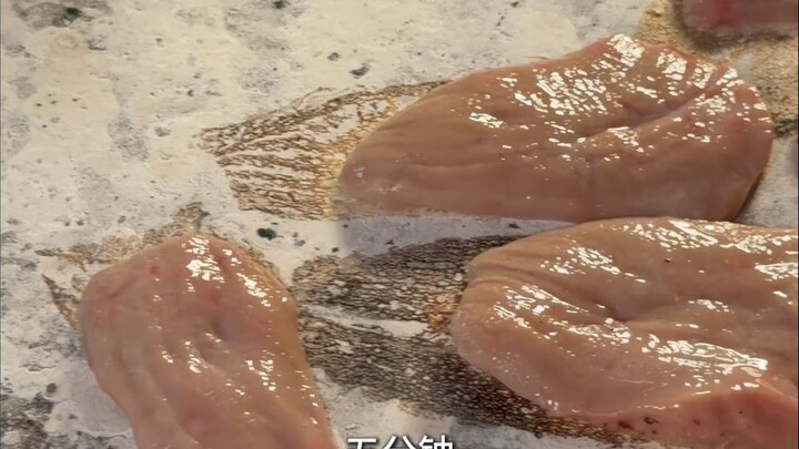 Xinjiang Guy Sells Salt-Fried Eggs for ¥20 Each, Fried on a 200°C Iron Plate with a Sprinkle of Salt