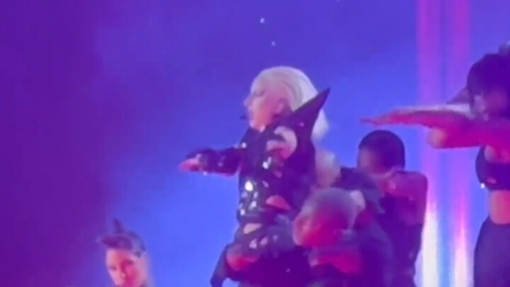 Gaga awkwardly held it for ten seconds.