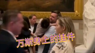 万斯竞选集会上的燃爆时刻 想象不到 带孩子的画面这么有爱。