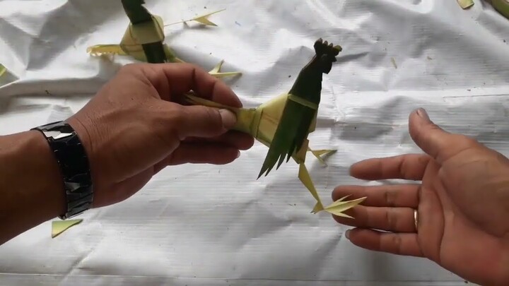 Instructions for making a toy chicken with young coconut leaves