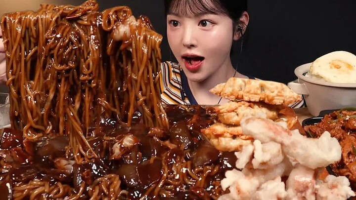 【Boki Chinese Subtitles】Spicy Fried Pork Noodles! Crispy Pan-fried Dumplings!!