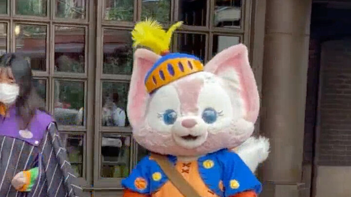 Belle yang sedang bekerja melihat semua orang sedang menyambut bos dan nyonya bos