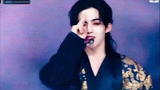 خطأ بسيط في أدائه الأول على المسرح، لكنه حقًا بارع جدًا في التصرف بعفوية وسرعة بديهة.