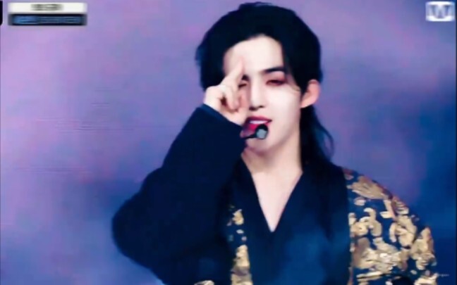 خطأ بسيط في أدائه الأول على المسرح، لكنه حقًا بارع جدًا في التصرف بعفوية وسرعة بديهة.