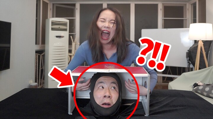 Thử thách hộp đen: Tôi đặt một người sống dưới gầm bàn và bảo bạn gái đoán. Hahahaha, phản ứng của c