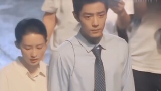 ناضج وجذاب، يحمل طابعًا فريدًا من الكاريزما، بجسم طويل ورشيق، لحظة المشي في المشهد متشابكي الأيدي بي