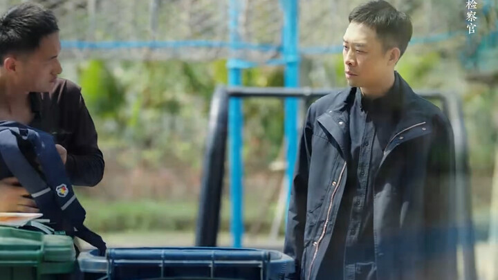 الحارس العجوز يصطحب حفيده إلى العمل ولا يريد أن يتسبب في متاعب كبيرة!