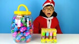 Ozawa membuka kotak dan bermain dengan telur unik dan mainan senter