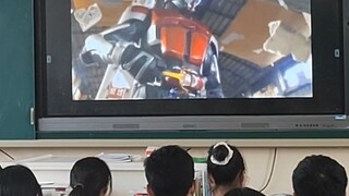 Khi bạn tình cờ có một giáo viên vật lý đang xem Kamen Rider.