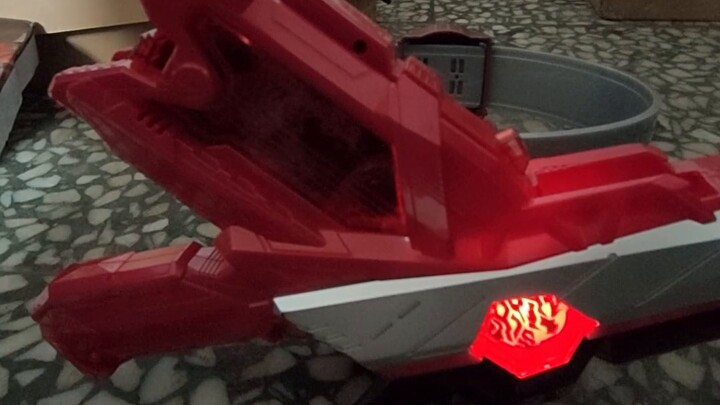 To commemorate the first belt in life, if you get more than 1,000 likes, go to the street to transfo