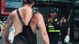 عندما قمت بتقمص شخصية الأخ جيا في مؤتمر القصص المصورة لأول مرة، أوقفني حارس الأمن.