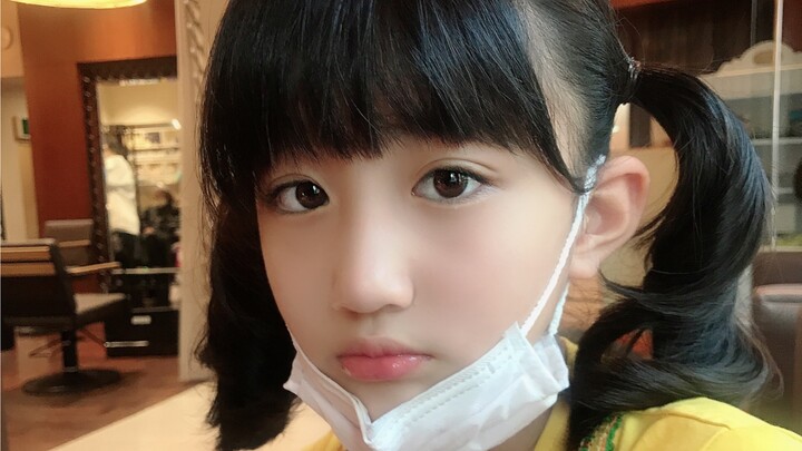 One snip of the scissors! The girl’s twin tails are gone (･᷄ὢ･᷅). Even Japanese Toni can’t understan
