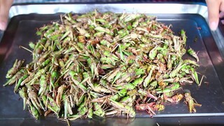 Cooking Chrispy Grasshopper with Chili - Fried green locust eating Delicious