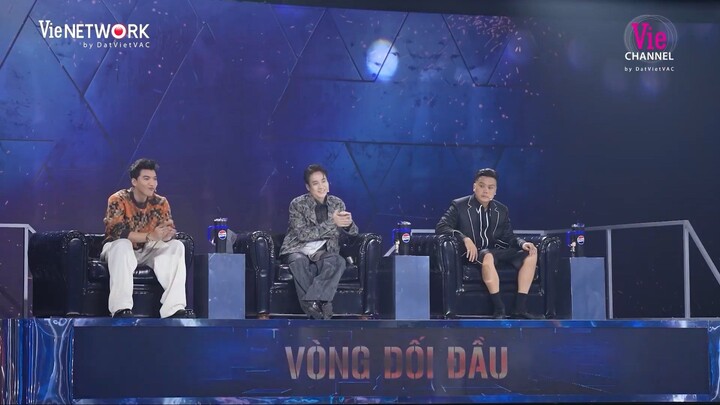 Hiếu Thứ Haingại ngùng khi bị JustaTee dí tại Rap Việt 2024_ Karik cho đội trưởng Trần mượn nón vàng