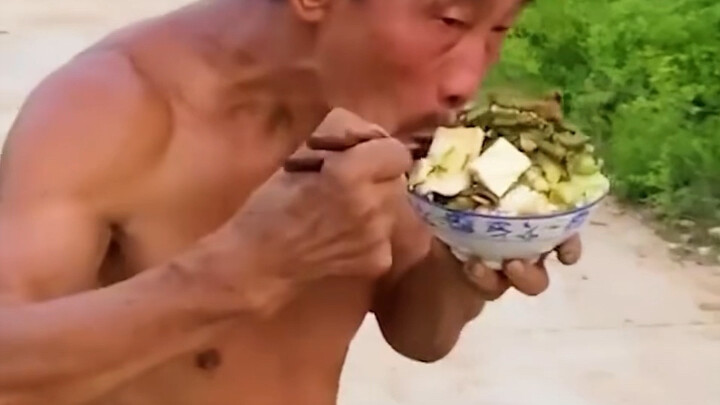 A filial son offering a bowl of rice every day is better than offering ten thousand incense sticks a