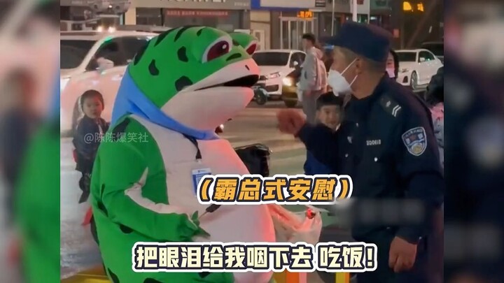 Búp bê ếch toát lên vẻ ngây ngô rõ rệt! Cùng một bộ trang phục có thể tạo nên nhiều biểu cảm khác nh