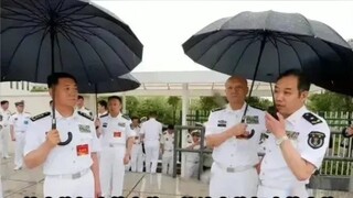 Jenderal yang memegang payung untuk mayor jenderal, mayor jenderal yang membiarkan jenderal memegang