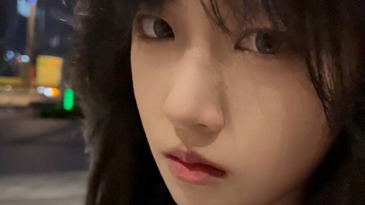 学校的樱花树我错过了三季，但好像什么都没有改变，她就在那里，像三年前一样。