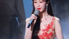Dương Tử và Lý chụp ảnh chung ở hậu trường bữa tiệc đêm giao thừa và gửi tin nhắn khen ngợi tình bạn
