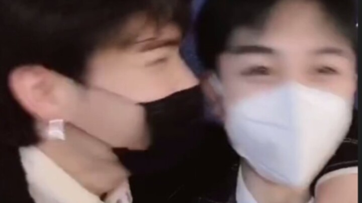 When Xiao0 and Xiao1 met online, they started living a shameless life...