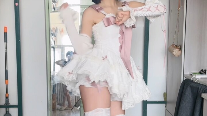 Here’s a cute, girly version of the “dada dada” hand dance!