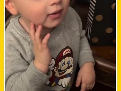 انهار وبكى بشدة عندما رأى نفسه أصلعًا