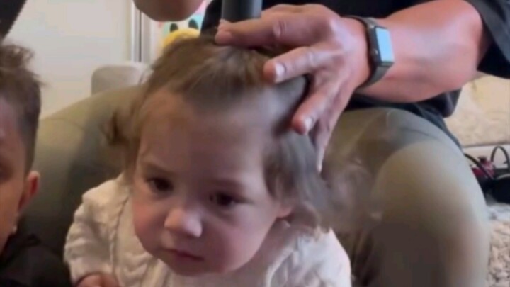 Bocah imut ‘dada-dada’ menggemaskan setelah kena trik jahil ayahnya!!