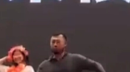 บล็อกเกอร์วิทยาศาสตร์ชื่อดัง “ฉงอู๋เสี่ยวเหลียง” โชว์เล่นกระบองสองท่อนในงานเลี้ยงปีใหม่ของนิตยสารจีน