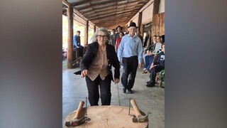 接力锤钉子比赛，每人每次只能锤一下，先把钉子锤进木桩的队伍获胜...越到后面越精彩！