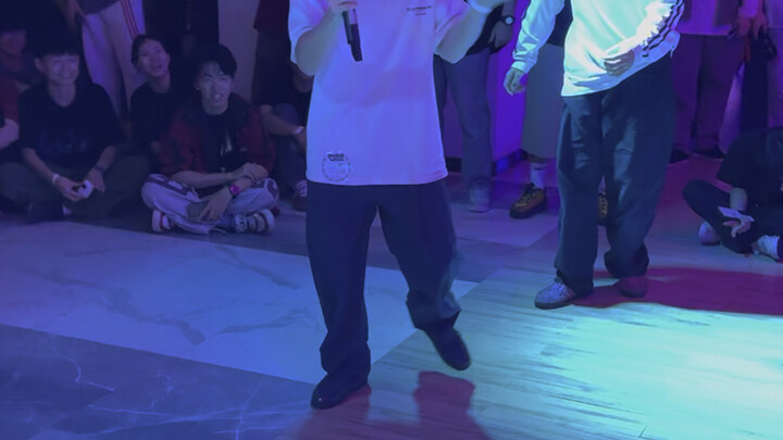 The rules stipulate that the DJ plays no music, and the contestants must sing and dance on their own
