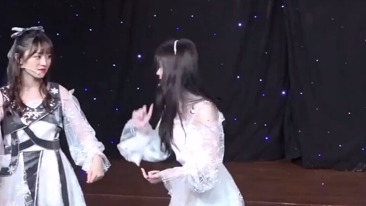 Tái sử dụng vài đồng tiền kim tuyến thôi mà hiệu ứng như hàng triệu đô! #Cúc Tịnh Nghi #Sân Khấu